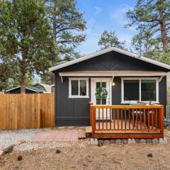 The Maple Lane Hideaway - Hot Tub, Fireplace, Barbecue, Fenced Yard!