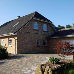 Dachgeschossferienwohnung In Ruhiger Lage, Mit Gartenterrasse Und Gartenhaus