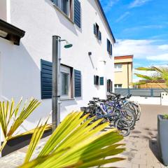 Apartments ROSINI, 300m from the beach with shared tavern and bikes, Nin