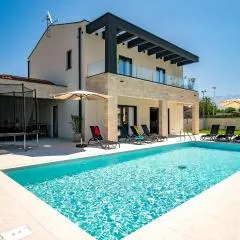 3 Bedroom Cozy Home In Nedescina