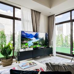 Trophy-Lux Villa w Big Garden & BBQ Grill