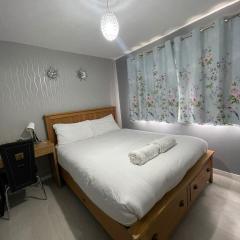 Chic 2 Bed Apartment with Free Parking- Recently Redecorated, 10 Minutes to City Centre