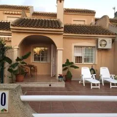 Schönes Ferienhaus Mit Pool Und Terrasse