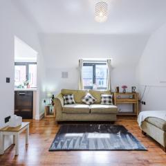 Stunning Warrington Home with Parking, Fully Equipped, Contractors, Families, Groups, Working Professionals