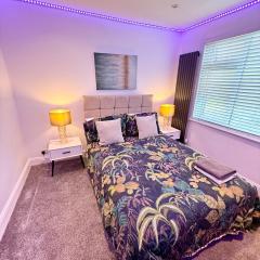 1 bed modern apartment walking distance from shopping mall