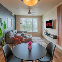 Trendy 2BD Gym Pool Parking WD Sleeps 8