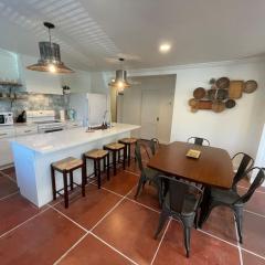 Martin Mill, Santa Fe Inspired Bungalow, 5 minutes to downtown