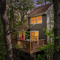 Secret Gardens Fireplace Deck & Dog-Friendly