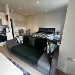 Grosvenor Rd Studio - Sleeps 4 Pet Friendly WiFi