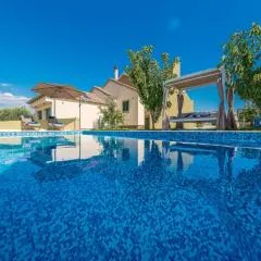 Villa Field Hill with Swimming Pool and Tennis Court