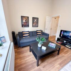 Shepherds Bush 2-Bedroom Flat with FREE WiFi near Westfield London, Hammersmith & Kensington