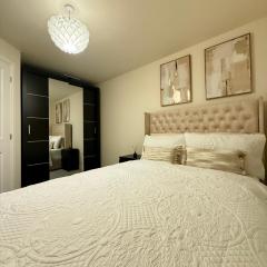 Luxe Rooms in High-End Duplex Near Trentham Garden