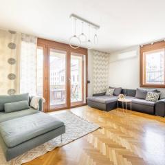 Deluxe Downtown Suite w' Balcony in the Heart of Budapest