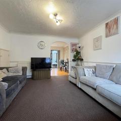 Clove, 3-4 Bed House with Garden, Free Parking, Sleeps 9 in Grays & Chafford Hundred