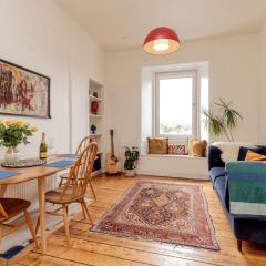 Edinburgh Castle Views! Stylish 2BD Flat, Sleeps 4