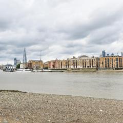Modern 4 bedroom Terraced House by the Thames!