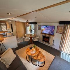 VELUWE CHALET HOENDERLOO Private Jacuzzi, Park Swimming Pool and Children's Entertainment