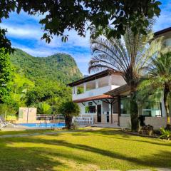 Pousada Cantinho do Sossego Paraty tem Piscina com Vista pra Montanha, Salão de Jogos, Café da Manhã, Estacionamento, Gerador de Energia, Próximo as principais Praias, Ilhas e Cachoeiras