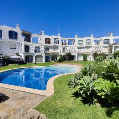 Relaxed Retreat With Pool