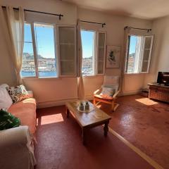 Spacious 2-bed apartment with direct Port view, free parking