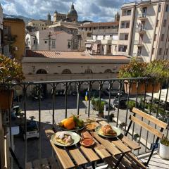 Santa Maruzza - Apartment with Balcony View, 5 Min Walk to Teatro Massimo & Cathedral