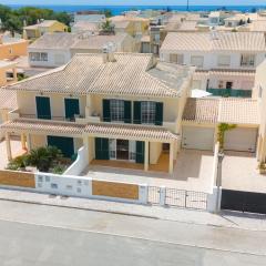 Spacious Villa - Walk to Beach & City Center