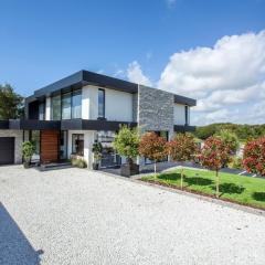 Cooden Beach: 4BD Retreat with Pool & Cinema