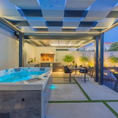 Bella Zara lux apartment with jacuzzi, grill & garden