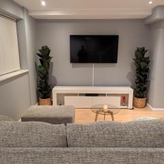 Private Room, Own Bathroom, Bus Stop and Shops Nearby