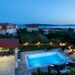 Mary - Apartment with private pool & garden