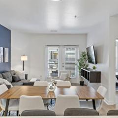 Modern 2BD - 5 Min DT, Gym, Parking, W-D - Sleeps 12