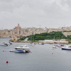 Sliema 3BDR Flat with Seaview and Jacuzzi