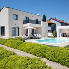 Villa Omnia by Istrialux