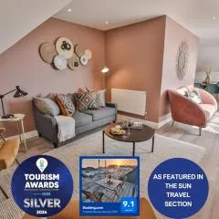 THE PENTHOUSE by BOURNECOAST - A Stylish Coastal Penthouse with a Balcony, SEA VIEWS and Parking - Just 10 Minutes Walk to the Sandy Beaches - FM8407