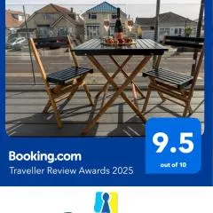 LOOKOUT by BOURNECOAST - A Stylish Flat with a Balcony, SEA GLIMPSES and Parking- Just a 10 Minute Walk to the Sandy Beaches - FM8405