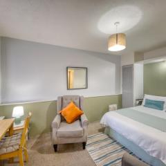 Apartment 8 - Large Studio Sea Front-Ground floor -Free Parking