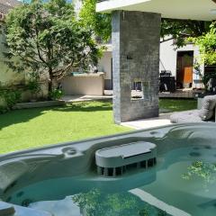 Loft Garden Villa - 4 Br, 3 Ba, Sleeps 10, 7 min to downtown