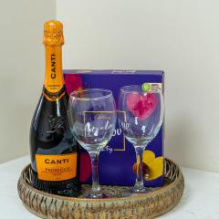 Stylish, Modern 2 Bedroom Apartment with Garden Close to Town, Hospital, Long booking Welcome