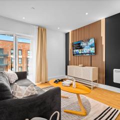 Stylish Two Bedroom Apartment - City Centre - Two Bathrooms - Balcony - Fast WiFi 405SW