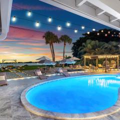 Deluxe Waterfront Villa with BBQ, Pool and Game Room