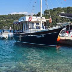 Mirta Tours & Half a day of Waves and Wine
