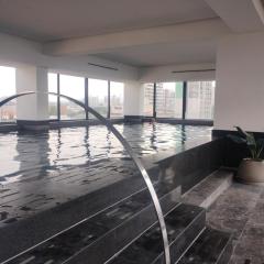 Departamento en zona de lujo con alberca y gym