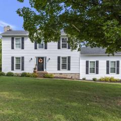 Private Neighborhood Getaway - Big Backyard & Game Room