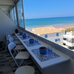 Aux Mouettes les pieds dans l'eau accès direct à la place 5 personnes