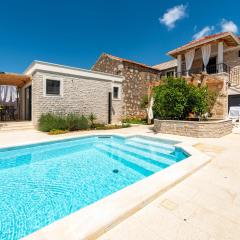 Apartment Varos with shared pool