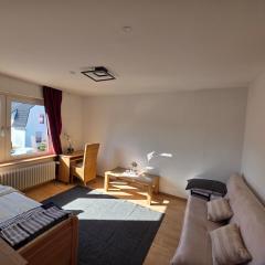 Eine schöne Unterkunft in einer ruhigen Gegend mit gemeinsam genutzte Bad und Küchengeräte