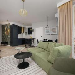 Spacious Apartment with Air Conditioning in the Old Town of Warsaw by Noclegi Renters