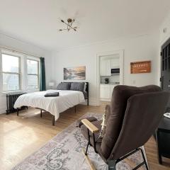 Downtownrochesterretreatstylishstudiowithkitchen