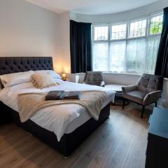 Modern Double Room with Broadband, Private TV and seating area - Room 1