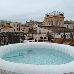 Sunny loft with terrace and Jacuzzi in the city centre